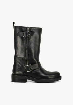 Zwarte leren laars tot halverwege de kuit met zijrits en twee verstelbare zilveren gespen, lage blokhak en afgeronde neus.