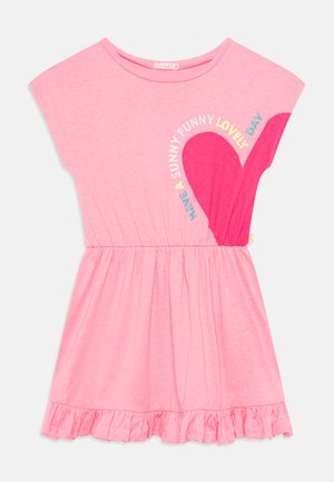 Hübsches, kurzärmeliges Kleid in hellrosa mit rüschengesäumtem Saum, versehen mit einem großen, pinken Herzen und mehrfarbigem Text, der "HAB EINEN SONNIGEN, FROHEN, WUNDERVOLLEN TAG" liest.