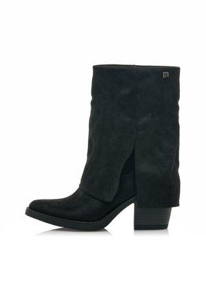 Botas de tobillo de ante negro con parte superior curvada, costuras decorativas y un tacón bajo en bloque. Presentan una abertura lateral y un sutil acento de logo.