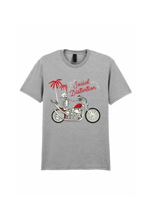Grijs T-shirt met een rood-witte afbeelding van een skelet dat op een motorfiets rijdt bij rode palmbomen en rode tekst "Social Distortion".