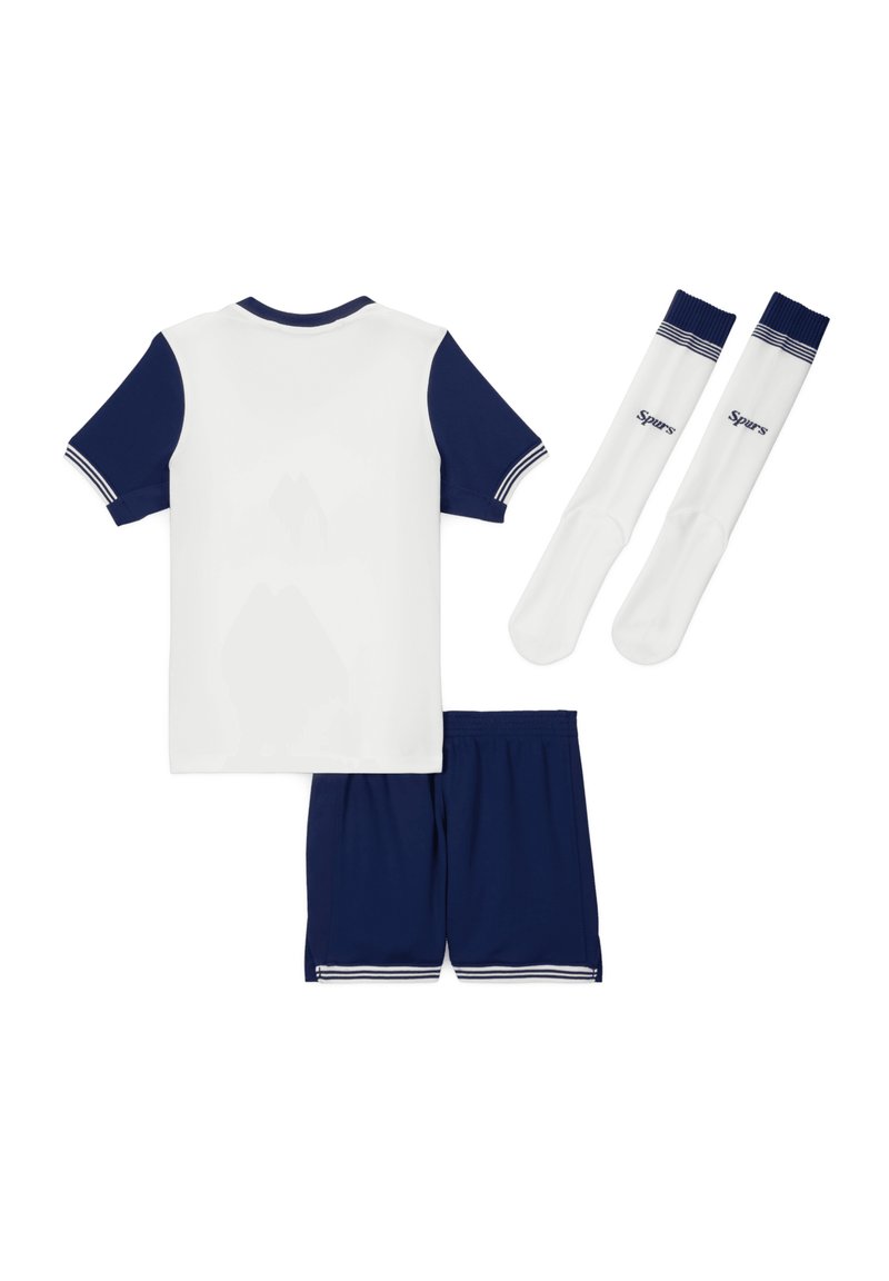 Biała koszula krótki rękaw z granatowymi rękawami, dopasowane granatowe szorty oraz białe skarpetki z granatowymi paskami i logo. Lekka, sportowa konstrukcja.