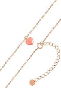 Collana in oro rosato con un pendente a forma di cuore rosa e un piccolo accento di gemma trasparente. Chiusura regolabile con un ciondolo circolare all'estremità.