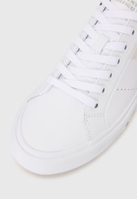 Tommy Hilfiger HI VULC STREET - Baskets basses - white