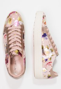 Blommönstrade sneakers med rosa satinöverdel, metalliska detaljer, rund tå, texturerad sula och matchande skosnören.