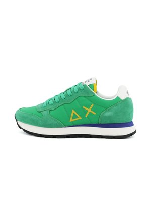 Sneaker verde con logo geometrico giallo, dettagli in suede turchese, suola bianca e blu e colletto imbottito bianco alla caviglia, mostrato di profilo.