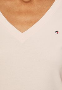 Tommy Hilfiger SLIM CODY V NECK - Základné tričko - whimsy pink
