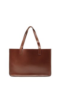 Hnědá kožená tote taška s hladkým povrchem, dvěma vertikálními uchy a minimalistickým designem. Obdélníkový tvar s čistými liniemi a bez ozdob.