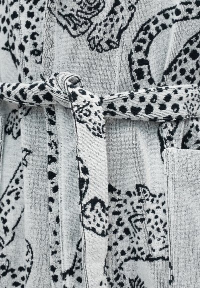 Υφασμα πετσέτας ανοιχτού γκρι χρώματος με μαύρο σχέδιο λεοπάρδαλης και δεμένη θηλιά ζώνης σε ένδυμα ή ρόμπα.