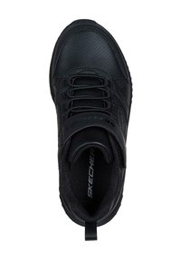Zapatilla deportiva negra con un upper de cuero texturizado, diseño con cordones, cuello acolchado y logo de Skechers. Incluye una pestaña de agarre para facilitar el uso.