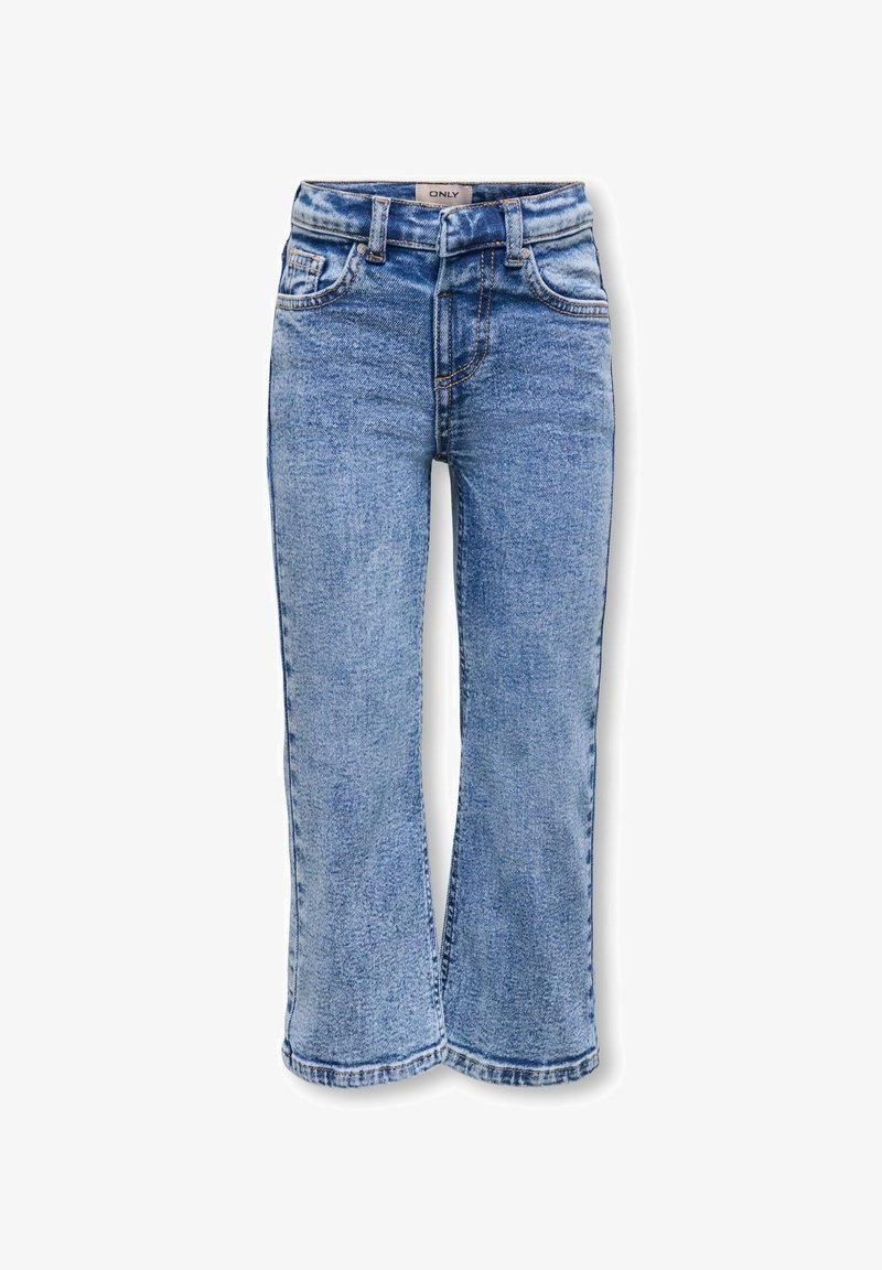 Kék farmernadrág enyhén harangszárú kialakítással, öt zsebbel és kontrasztos varrási részletekkel. Az anyag puha, megkopott textúrával rendelkezik.