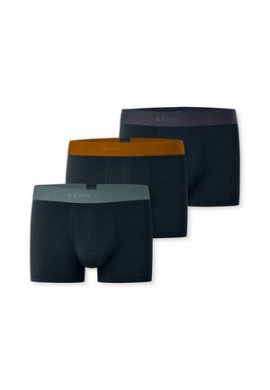 Drei Paar schwarze Herren-Boxershorts mit Gummibänden in Grau, Braun und Dunkelgrau, auf einem weißen Hintergrund versetzt angeordnet.