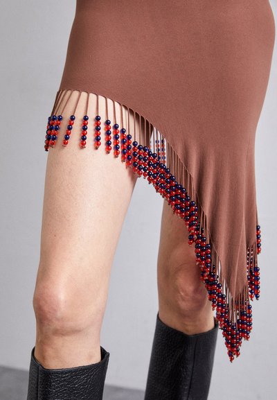 Sinead Gorey UNION JACK PRINTED DRESS WITH BEADED TASSELS AND GLOVES - Haljina od žerseja - brown