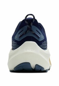 Marine hardloopschoen met een gestructureerde, ademende mesh bovenkant, contrasterende witte middenzool en gedetailleerde rubberen buitenzool. Accenten omvatten een trekflapje aan de hiel.