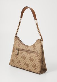 Bolso beige con patrón de logotipo marrón, con una cadena y correa de cuero en tono dorado. Incluye un bolsillo con cremallera en la parte delantera.