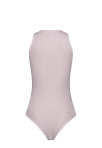 Geribbelde eendelige zwemkleding in zacht lichtroze. Heeft een hoge halslijn, mouwloos ontwerp en een soepele, aansluitende pasvorm.