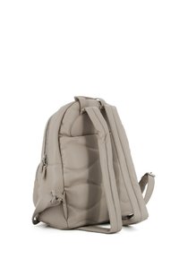 Zaino beige trapuntato realizzato in materiale sintetico liscio, dotato di due spallacci regolabili e una tasca laterale con zip per riporre gli oggetti.