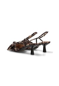 Zapatillas de tacón kitten con estampado de leopardo y correas con hebilla, con un lazo decorativo en la parte frontal, mostradas desde un ángulo trasero bajo.