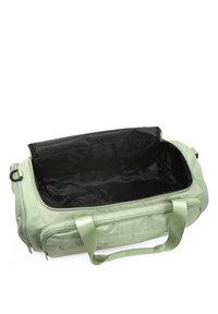 Bolsa de deporte verde claro con un exterior duradero, cremallera superior y forro interior negro; cuenta con asas dobles para un fácil transporte.