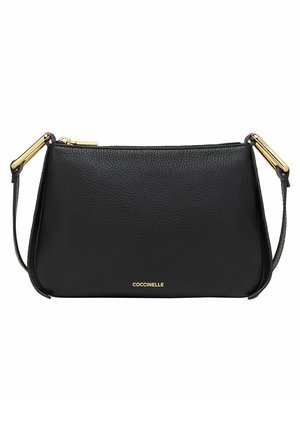 Czarna torba na ramię z teksturowanej skóry ze złotym okuciem i zamkiem błyskawicznym, o prostokątnym kształcie, z logo "COCCINELLE" w złotych literach.