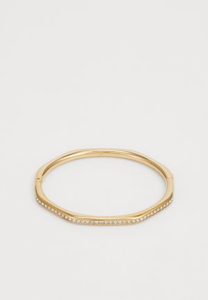 Guldmetal armbånd med en ottekantet design og en række små, klare sten langs den ene side. Glat finish, letvægts.