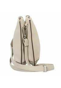 Bolso de mano de cuero beige con dos compartimentos con cremallera, herrajes plateados, correa desmontable y detalles en marrón a lo largo de los bordes.