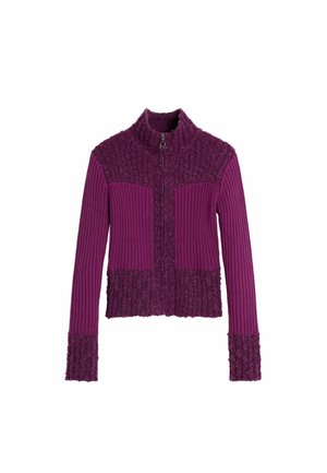 Giacca viola con zip e motivo a coste, con sezioni strutturate su spalle e maniche, dal design aderente e corto.