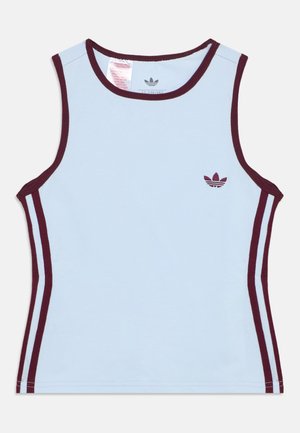 Lyseblå tanktop med burgunderrød kant og tre vertikale striper på sidene. Har en liten burgunderrød logo på brystet.