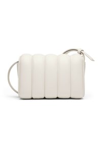 Borsa a tracolla di pelle bianca con un design strutturato, sezioni imbottite, due manici rotondi e un dettaglio a nodo su un lato.