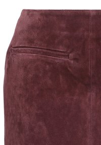 Jupe en daim bordeaux avec une texture lisse, un design ajusté et une poche arrière unique avec des détails cousus.
