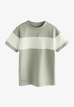 Tricou scurt cu mânecă scurtă de culoare verde deschis, având o bandă albă plisată orizontală pe piept. Material neted cu o croială dreaptă.