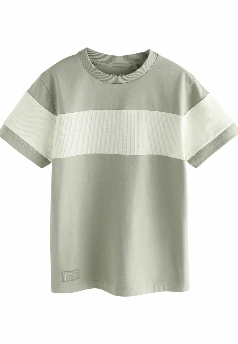 Ljusgrön kortärmad T-shirt med ett ribbat vitt band horisontellt över bröstet. Slätt tyg med rak skärning.