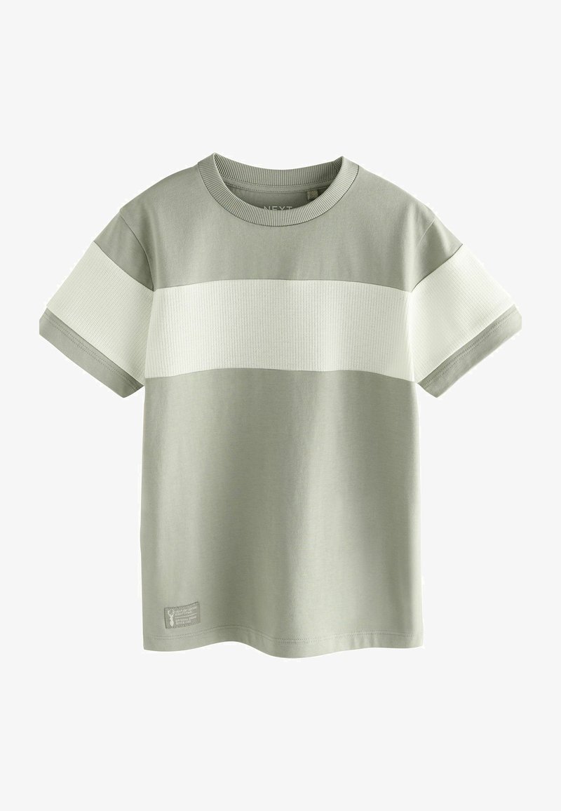 Světle zelené tričko s krátkým rukávem, které má vodorovný ribovaný bílý pruh přes hruď. Hladká látka se rovnými linie.