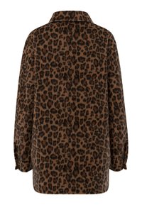 Camisa chaqueta con estampado de leopardo marrón, que presenta un collar, mangas largas con puños elásticos y un ajuste relajado y oversize. Textura de tela suave.