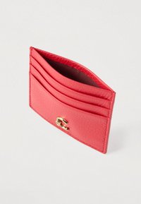 Rød læder kortholder med fire kortlommer og et centralt rum, med en lille gul logo-detail foran.