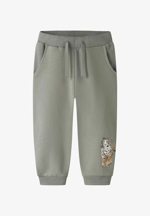 Pantalon de survêtement en coton gris avec taille côtelée, cordon de serrage, poches latérales et un motif de tigre brodé près du bas.