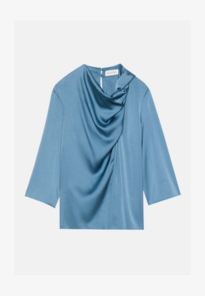 Modrá saténová blúzka s drapovanou prednou stranou, okrúhlym výstrihom a troch štvrtinovými rukávmi. Hladká textúra s jemným leskom a detailom kľúčovej dierky na zadnej strane.