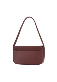 Borsa a tracolla in pelle bordeaux con texture liscia, design piatto e una singola tracolla. Presenta un sovrapposto superiore e hardware minimal.