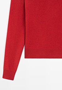 Rode gebreide trui met lange mouwen, geribbelde boorden aan de mouwen en onderzijde, op een witte achtergrond.