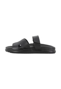 Chanclas negras con dos tiras cruzadas y cierre de velcro ajustable, que cuentan con una plantilla texturizada y suela de goma con patrón antideslizante.