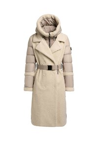 Bežs pūču mētis ar aitas vilnas priekšpusi, pārmērīgu kapuci, dubultās jostas dizainu un platu jostu. Iezīmē kontrastējošas faktūras un krāsas.