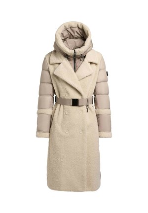 Geacă puffer bej cu față din blană de miel, glugă supradimensionată, design cu două rânduri de nasturi și o curea lată. Prezintă texturi și culori contrastante.