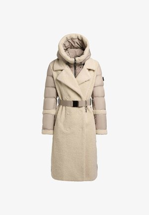 Šviesiai rudos pūkinės striukės su avikailio priekine dalimi, per didelėmis kapišoną, dviguba sagų sistema ir plati dirželis. Yra kontrastingos tekstūros ir spalvos.