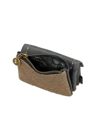 Compact wallet in grijs en goudbruin, met een textuur buitenzijde, ritssluiting, interieurvak en decoratieve stiksels.