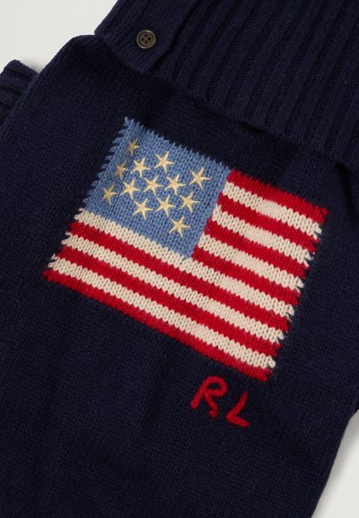 El suéter de punto navy presenta una detallada bandera americana bordada con franjas rojas y blancas, un campo azul y estrellas doradas. Incluye un detalle de botón.