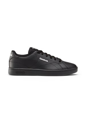 Zapatilla Reebok negra de corte bajo con cordones negros, parte superior de cuero liso y logotipos de Reebok en el lateral, talón y lengüeta.