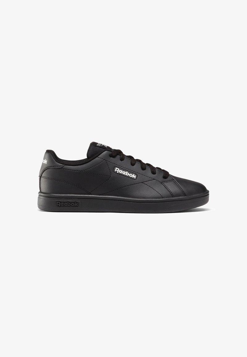 Baskets Reebok basses noires avec lacets noirs, empeigne en cuir lisse et logos Reebok sur le côté, le talon et la languette.