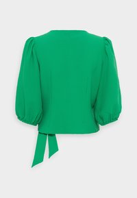Zielony top z fakturą, z bufiastymi rękawami i wiązaniem z tyłu. Charakteryzuje się zaokrąglonym dekoltem i luźnym krojem.