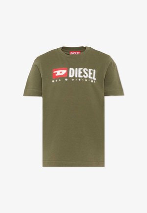 Oliwkowa koszulka z krótkim rękawem z czerwono-białym logo Diesel na piersi i prążkowanym okrągłym dekoltem.