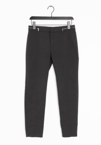 Zwarte slim-fit broek met een gladde textuur, voorzien van twee ritsen aan de voorkant, verticale stiksels en een taps toelopend ontwerp.