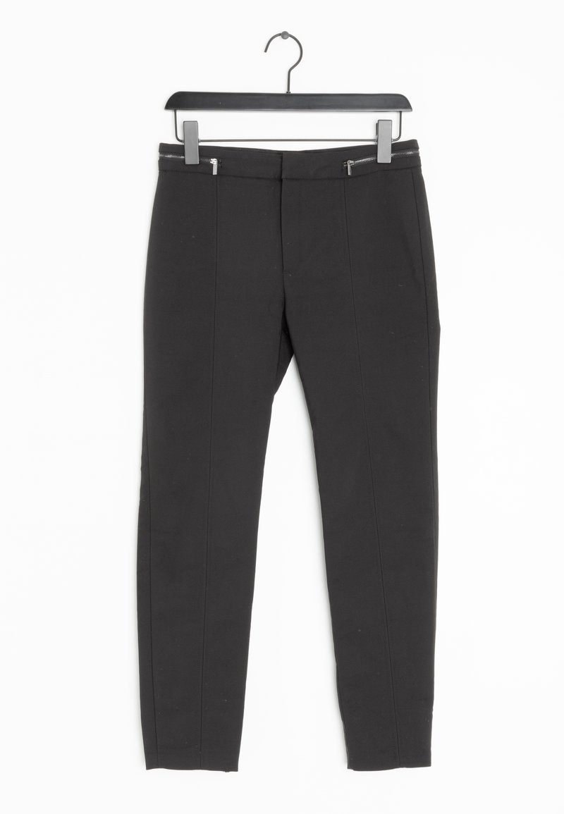 Zwarte slim-fit broek met een gladde textuur, voorzien van twee ritsen aan de voorkant, verticale stiksels en een taps toelopend ontwerp.
